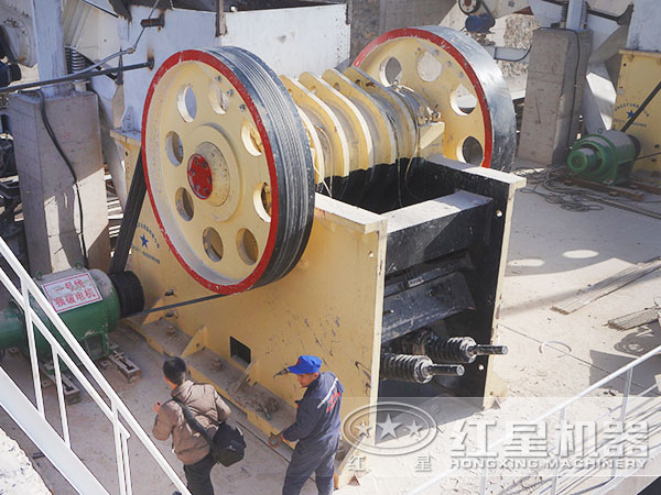 破碎機現場作業(yè)