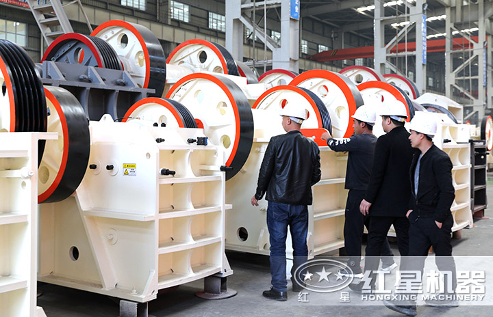 客戶(hù)參觀(guān)石灰石顎式破碎機(jī)